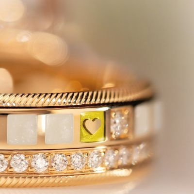 POWER IN WHITE steht für Gelassenheit. 🤍 
Für Klarheit. Für die stille Kraft, ganz bei sich zu sein.
Perlmuttweiße Wellendorff‑Kaltemaille, handgefasste Brillanten und 18‑karätiges Gold verschmelzen zu einem Ring von zeitloser Eleganz – geschaffen für Frauen, die ihren Weg mit Selbstvertrauen gehen.
✨ Was gibt Ihnen innere Ruhe? 
Entdecken Sie den Ring POWER IN WHITE von Wellendorff.
#Wellendorff #ChooseYourPower #finejewellery #JuwelierGadebusch #köln