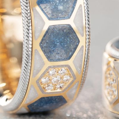 JEDER AUGENBLICK – ein stilles Leuchten für das Jetzt. 💍
Sanft schimmernde Wellendorff-Kaltemaille, fein facettierte Flächen und der unverwechselbare Sternenstaub Schimmer: Der limitierte Ring JEDER AUGENBLICK von Wellendorff fängt Licht in seiner reinsten Form ein und erinnert daran, die kleinen Momente bewusst zu würdigen.
#Wellendorff #JederAugenblick #Geburtstagsring #LimitedEdition #JuwelierGadebusch #köln