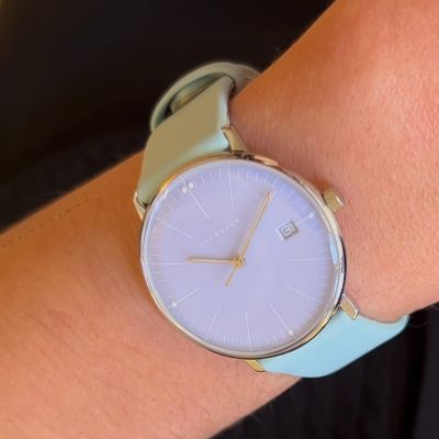 ✨ Frische Leichtigkeit trifft ikonisches Design ✨

Die max bill Damen Uhr von @junghansgermany  setzt mit ihrem hellblauen Zifferblatt und dem mintgrünen Armband moderne Farbakzente im puristischen Stil. Dank Quick-Release-Armband gelingt der Bandwechsel im Handumdrehen – perfekt abgestimmt auf jedes Outfit.

Ganz im Sinne von Max Bill: eine harmonische Verbindung aus Gebrauchswert und Schönheit. Zeitlos, klar und wunderbar vielseitig. ⌚💙💚
#Junghans #maxbill #JuwelierGadebusch #köln