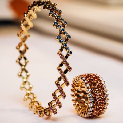 ✨Schmuck, der sich immer wieder neu erfindet. Die Serafino-Kollektion von @serafino_consoli_jewelry begeistert mit außergewöhnlicher Wandelbarkeit und innovativer Handwerkskunst. Durch eine faszinierende Mechanik verwandelt sich ein Ring mühelos in ein Armband - ein Design, das Grenzen überwindet und neue Möglichkeiten eröffnet.  #SerafinoConsoli #SerafinoKollektion #JuwelierGadebusch #Köln