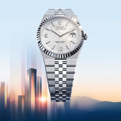 Neue Horizonte eröffnen. Die @rolex  Land‑Dweller wird in zwei Größen – 36 mm und 40 mm – angeboten. Sie ist mit dem Flat Jubilee-Band ausgestattet, das nahtlos in das Gehäuse übergeht, was für eine harmonische Ästhetik sorgt. Das Zifferblatt mit Wabenmuster ist je nach Ausführung mit den offenen Ziffern 6 und 9 oder Indizes mit Diamanten im Baguetteschliff versehen. Die Land‑Dweller ist mit Kaliber 7135 ausgestattet, einem hochmodernen Uhrwerk, das insbesondere durch ein revolutionäres Reguliersystem gekennzeichnet ist. Es schlägt mit einer hohen Frequenz von 5 Hertz, was – unabhängig von den Bewegungen des Trägers – für eine bessere chronometrische Präzision sorgt.
#Rolex #LandDweller #OfficialRolexRetailer #JuwelierGadebusch #köln