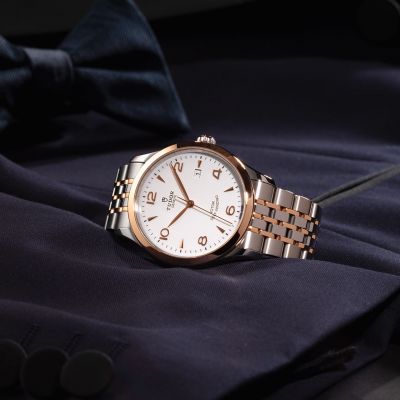 Tudor 1926. Edelstahlgehäuse, 41 mm, weißes Zifferblatt mit Prägung, Armband in Edelstahl und Roségold. #TudorWatch #BornToDare #JuwelierGadebusch #Köln