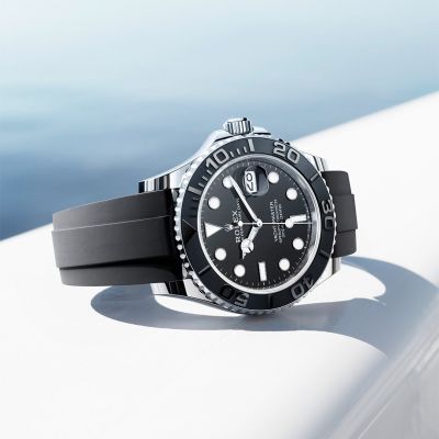 Auf der Kommandobrücke. @rolex  Yacht‑Master 42 in 18 Karat Weißgold mit einem Oysterflex-Band. Ihre in beide Richtungen drehbare Lünette mit 60‑Minuten-Graduierung verfügt über eine Cerachrom-Zahlenscheibe aus mattschwarzer Keramik mit polierten Ziffern und Graduierungen im Relief. Das schwarze Zifferblatt ermöglicht eine ausgezeichnete Ablesbarkeit bei noch so rauer See.#Rolex #YachtMaster #OfficialRolexRetailer #JuwelierGadebusch #köln