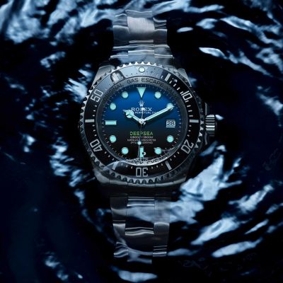 Die Uhr für die Tiefsee. Die @rolex  Deepsea ist wasserdicht bis zu einer Tiefe von 3.900 Metern und besitzt ein Zifferblatt D-blue mit vergrößerten Chromalight-Zeigern und ‑Indizes, die für eine ausgezeichnete Ablesbarkeit selbst in tiefster Finsternis sorgen. Die mit einem Heliumventil und dem exklusiven Ringlock-System ausgestattete Rolex Deepsea veranschaulicht das Know-how der Marke in Sachen Wasserdichtheit. #Rolex #RolexDeepsea #OfficialRolexRetailer #JuwelierGadebusch #köln