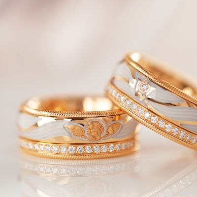 🪽Gefühle und Erinnerungen, Kraft und Schutz:
Der Wellendorff-Ring BESCHÜTZE MICH ist kein Geschenk wie jedes andere, er bewahrt die Besonderheit des Augenblicks. So begeleitet der kleine Engel im in sich drehbaren Wellendorff-Ring BESCHÜTZE MICH Sie auf Ihrem Weg - ein Leben lang.

Denn seine wahre Bedeutung entsteht nicht allein durch seine Schönheit, sondern durch die persönliche Geschichte, die jeder Mensch mit ihm verbindet. 🤍👼✨

#Wellendorff #AusLiebeDasBeste #Schutzengel #JuwelierGadebusch #Köln