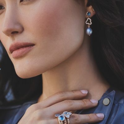 Mehr als Schmuck – ein Statement. ✨
Mit ausdrucksstarken Designs und leuchtenden Edelsteinen wird jedes Piece von @bronjewelry  zu einem Highlight: Der Joy Cloud Ohrschmuck kombiniert tiefblauen London Blue Topas im Cabochon-Schliff mit einer schimmernden Südseeperle und einer verspielten „Joyful Cloud“. 
Der Sushi Ring zieht mit seinem zweifarbigen Tansanit und funkelnden weißen Diamanten alle Blicke auf sich, während der Poppy Ring mit facettiertem Aquamarin und diamantbesetztem Rahmen pure Strahlkraft entfaltet.
Der Stardust Ring bringt zeitlose Eleganz ins Spiel und lässt sich perfekt kombinieren, während der Stax Ring – inspiriert von antiken, gedrehten Formen – einen Hauch von Geschichte mit modernem Stil verbindet.
Individuell, ausdrucksstark und gemacht, um aufzufallen.
#BronJewelry #FineDutchJewelry #RhapsodyInBlue #JuwelierGadebusch #köln