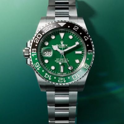 Perfekte Abstimmung. Die GMT‑Master II ist mit dem ersten Zifferblatt aus Keramik von @rolex  ausgestattet. Dieses grüne Cerachrom-Zifferblatt wird aus Hightech-Keramik gefertigt und präsentiert sich in demselben Grün wie die untere Hälfte der Cerachrom-Zahlenscheibe. Diese Kombination ist erhältlich für die GMT‑Master II in 18 Karat Weißgold mit Aufzugskrone und Datumsanzeige an der linken Seite.#Rolex #GMTMasterII #OfficialRolexRetailer #JuwelierGadebusch #köln