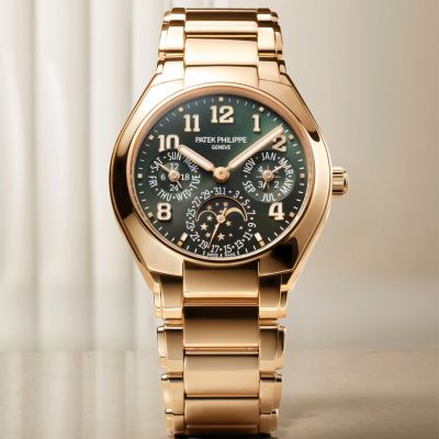 Eleganz in ihrer höchsten Form. 💚✨
Mit dieser Twenty~4 Ewiger Kalender schreibt @patekphilippe  ein neues Kapitel: die erste Komplikation und zugleich der erste ewige Kalender innerhalb der Twenty~4 Kollektion. Eine wahrhaft elegante Grand Complication.
Wochentag, Datum und Monat werden harmonisch per Zeiger angezeigt, ergänzt durch die poetische Mondphase bei 6 Uhr.
Das vollständig polierte 36-mm-Gehäuse aus Roségold und das integrierte Armband rahmen ein sunburst-olivgrünes Zifferblatt, das subtil und modern zugleich wirkt. Roségoldene Appliken und sanft leuchtende Zeiger vollenden das warme, ausgewogene Farbspiel.
Eine Uhr für Frauen, die technische Raffinesse lieben – und zeitlose Ästhetik leben. 💫
#PatekPhilippe #PatekTime #Twenty4 #JuwelierGadebusch #köln