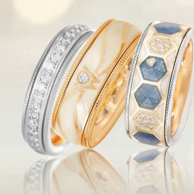 Perlmuttfarbene Wellendorff Kaltemaille verleiht dem Ring ENGELSSCHIMMER seine besondere Leuchtkraft. 🪽
Funkelnder Sternenstaub lässt das Licht sanft über seine Oberfläche tanzen und verleiht ihm eine fast schwerelose Ausstrahlung. Handgefertigt aus 18 karätigem Gold, trägt dieser Ring eine Botschaft von Vertrauen, Geborgenheit und tiefen Verbindungen, die uns durch das Leben begleiten. 
Ein Schmuckstück, das daran erinnert, dass die stärkste Form von Schutz oft die ist, die wir im Herzen spüren. 💫

#Wellendorff #Handcrafted #MadeInGermany #JuwelierGadebusch #Köln