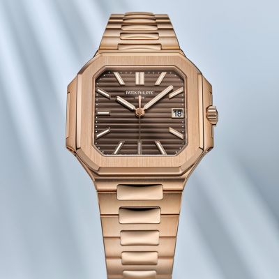 Stil trifft Stärke – die neue Cubitus in Roségold 🩷🟫
Mit ihrem markanten Design und einer diagonalen Größe von 40 mm passt die neue Cubitus von @patekphilippe  perfekt an jedes Handgelenk. Das quadratische Gehäuse aus Roségold mit sanft gerundeten Kanten vereint moderne Eleganz mit technischer Raffinesse.
Das Zifferblatt in braunem Sonnenschliff, horizontal geprägt, spiegelt sich optisch im Rotor des automatischen Uhrwerks wider – ein typisches Merkmal der Cubitus-Modelle. Kontraste aus satinierten und polierten Oberflächen verleihen Gehäuse, Lünette und Armband eine außergewöhnliche Tiefe.
Ein Zeitmesser, der auffällt, ohne laut zu sein.
#PatekPhilippe #PatekTime #Cubitus #JuwelierGadebusch #Köln