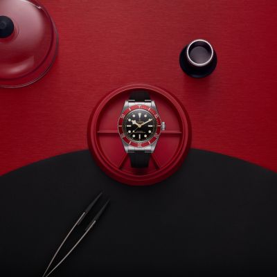 Die@tudorwatch  Black Bay vereint modernste Uhrentechnologie in der Manufaktur in Le Locle mit Design­elementen, die von einer fast sieben Jahrzehnte währenden Tradition bei der Fertigung robuster professioneller Taucheruhren inspiriert sind. #TudorWatch #TudorBlackBay #BornToDare #TudorBoutiqueKöln