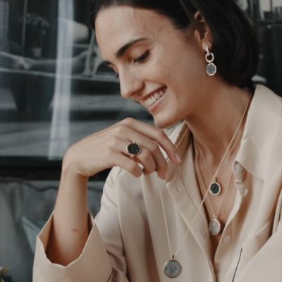 Entdecken Sie unsere „Gadebusch Juwelen“ zum Valentinstag. Zeitlose Klassiker und moderne Alltagsveredler, die Geschichten erzählen. Erleben Sie hochwertige Kostbarkeiten für Menschen, die das Besondere lieben.