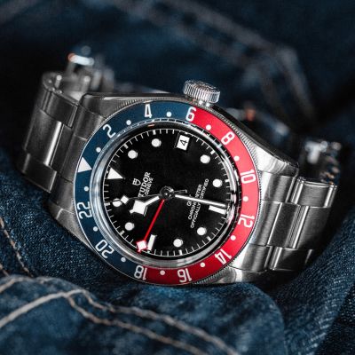 Die Black Bay GMT verfügt über ein 41-mm-Edelstahlgehäuse und eine in beide Richtungen drehbare bordeauxfarbene und blaue Lünette. Sie besitzt einen robusten Stil sowie zwei Zeitzonen. #TudorWatch #BornToDare #BlackBayGmt