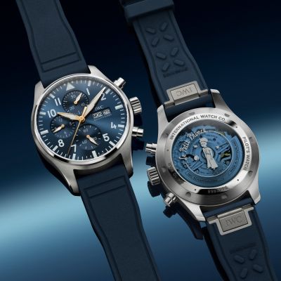 Zwischen Himmel und Zeit ✈️✨
Die Pilot’s Watch Chronograph „Le Petit Prince“ von IWC Schaffhausen verbindet ikonisches Design mit der Magie von Der kleine Prinz.
Das tiefblaue Zifferblatt trifft auf ein markantes Edelstahlgehäuse. Angetrieben vom IWC-Manufakturwerk mit Automatikaufzug bietet dieser Chronograph höchste Funktionalität mit Stoppfunktion, Datums- und Wochentagsanzeige.
Ein besonderes Highlight: der blau getönte Glasboden mit graviertem „Kleiner Prinz“-Motiv – eine Hommage an die Poesie des Fliegens und die Schönheit der Sterne. 🌌
Ref.: IW378011 @iwcwatches @iwcwatches_ger 
#IWCSchaffhausen #IWCpilots #LePetitPrince #JuwelierGadebusch #köln