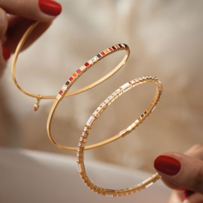 Zwei Ausdrucksformen. Ein Gefühl. ✨
Das Armband UMARME MICH Power in red von Wellendorff zeigt sich in leuchtenden Mosaiken aus warmen Rot- und Orangetönen – pur, klar, kraftvoll.❤️🧡
Für alle, die den Moment intensiver strahlen lassen möchten, verleiht die edel Variante mit ihrer feinen Rivière aus Brillanten und Baguette Diamanten dem Design eine besondere Präsenz.
Ein Schmuckstück, das Persönlichkeit sichtbar macht.

#Wellendorff #ChooseYourPower #finejewellery #JuwelierGadebusch #Köln
