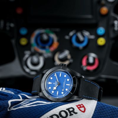 Entdecken Sie die Black Bay Ceramic von @tudorwatch  mit einem mattschwarzen Keramikgehäuse von 41 mm und dem COSC-zertifizierten Manufakturwerk Kaliber MT5602-1U. #TudorWatch #BornToDare #TudorBoutiqueKöln