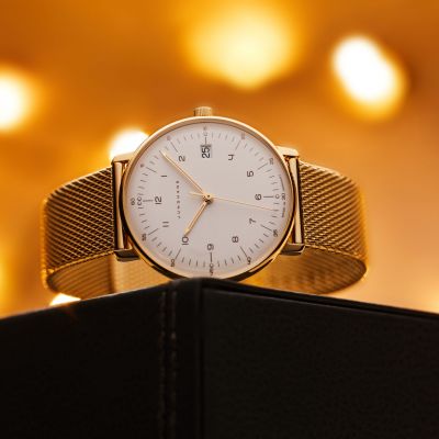 Schönheit, die Haltung zeigt. ✨
Die Damenmodelle der max bill Linie von @junghansgermany  verbinden das, was ihrem Namensgeber immer wichtig war: die perfekte Balance aus zeitlosem Design und Funktion.
Mit Quick-Release-Armbändern lässt sich der Look im Handumdrehen jedem Outfit anpassen – flexibel, modern, mühelos.
Das weiße, matte Zifferblatt mit nachhaltiger Leuchtmasse rundet den Look harmonisch ab – reduziert, aber voller Ausdruck. ✨
#Junghans #maxbill #JuwelierGadebusch #köln