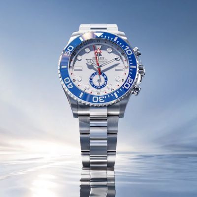 Die @rolex  Yacht-Master II der neuen Generation. Die neue Version dieses auf der Welt einzigartigen Regatta-Chronographen mit komplett überarbeitetem Uhrwerk und Design ist in Edelstahl Oystersteel oder 18 Karat Gelbgold erhältlich. Bei dieser maritimen Armbanduhr wurde die Countdown-Funktion (einstellbar) mit mechanischem Speicher und Synchronisation „im Flug“ komplett überarbeitet, um die Regattateilnehmer im entscheidenden Moment des Starts noch besser zu unterstützen. #Rolex #YachtMasterII #WatchesAndWonders2026 #JuwelierGadebusch #köln