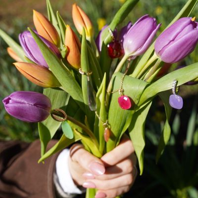 🌷 Endlich Frühlingsanfang 🌷
Die Natur erwacht, Tulpen blühen in leuchtenden Farben und alles fühlt sich nach Neuanfang an. Genau der richtige Moment, um auch den eigenen Stil neu erblühen zu lassen. 💐
Die Colours Change Kollektion von Gadebusch bringt dieses Gefühl auf den Punkt: Schmuck, der sich spielerisch verändern lässt und dabei traditionell anders bleibt.🧡
Zwischen bunten Blüten getragen, mit nur einem Klick neu kombiniert – so entsteht jeden Tag ein frischer Look, so lebendig wie der Frühling selbst. 🌸✨

#GadebuschJuwelen #GadebuschColours #JuwelierGadebusch #Köln