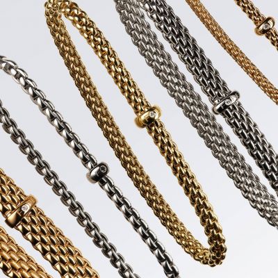 Flexibilität trifft auf italienische Eleganz. ✨
Die Flex’it Armbänder aus den Kollektionen Panorama, Eka, Solo, Vendôme und Prima von @fope1929  stehen für luxuriösen Tragekomfort und zeitloses Design. Dank der innovativen Technologie schmiegen sie sich sanft ans Handgelenk – ganz ohne Verschluss, aber mit maximaler Wirkung.
Warm schimmerndes Gelbgold mit weißen Brillanten in Panorama, Solo und Prima strahlt klassische Eleganz aus. Die Vendôme Variante in kühlem Weißgold mit weißen Brillanten wirkt modern und klar. Und Eka setzt mit Weißgold und schwarzen Brillanten ein markantes, stilbewusstes Statement.
Ob einzeln getragen oder im Stack kombiniert – diese Armbänder passen sich deinem Stil an. Mühelos. Komfortabel. Ikonisch. 💛🤍🖤
#FOPE #finejewellery #JuwelierGadebusch #köln