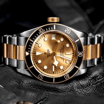 Ein champagnerfarbenes Zifferblatt trifft auf die Eleganz von Edelstahl und Gold bei der Black Bay S&G von @tudorwatch , die über ein 41-mm-Gehäuse und eine Wasserdichtheit bis 200 m verfügt.#TudorWatch #BornToDare #TudorBoutiqueKöln