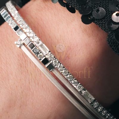 Stärke, die bleibt.
Gefertigt aus 18‑karätigem Golddraht und um einen rechteckigen, verborgenen Kern gewickelt, entsteht die moderne Kordelgeneration Pures Glück.
Diese außergewöhnliche Kordel aus der Wellendorff Manufaktur ist die Voraussetzung für die federnden Eigenschaften des Armbands UMARME MICH power in black – und für Stärke, die man spürt.
#wellendorff #ChooseYourPower #JuwelierGadebusch #köln