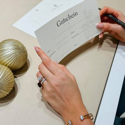 Sie sind noch auf der Suche nach einer passenden Geschenkidee zum Weihnachtsfest? 🎁
Mit einem Gutschein von Juwelier Gadebusch schenken Sie nicht nur Freude, sondern auch die Möglichkeit, ganz persönliche Wünsche in Ruhe auszuwählen.
Ob Schmuck oder Uhr – der Beschenkte entscheidet selbst, was sein Herz höherschlagen lässt. ✨
Ein stilvolles und zugleich unkompliziertes Geschenk, das auch kurzfristig für besondere Momente sorgt. #Geschenkidee #Gutschein #JuwelierGadebusch #Köln