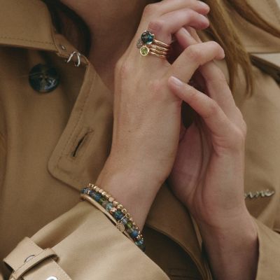Herbstliche Farbwelten, inspiriert von der Schönheit der Natur 🍂✨ Tiefes Blau trifft auf schimmernde Edelsteine und warme Goldakzente – vom Catch Ring mit London Blue Topas bis zum Reflex Armband mit Aventurin, Kyanit und Labradorit. Schmuckstücke, die die Magie des Herbstes einfangen und jedem Look eine besondere Note verleihen. 🤎💙 @bronjewelry  #BronJewelry #RhapsodyInBlue #JuwelierGadebusch #Köln