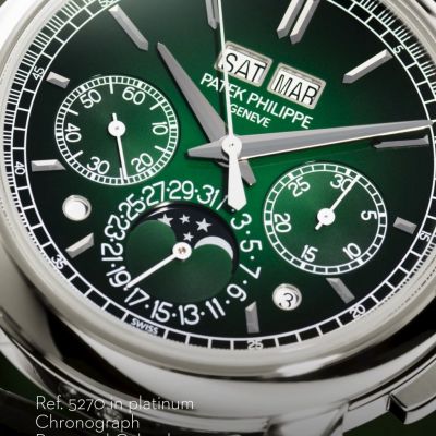 In poliertem Platin erstrahlt dieser Ewige Kalender Chronograph von @patekphilippe  mit konkaver Lünette und edlen Bandanstößen. Das lackierte, tiefgrüne Zifferblatt mit schwarz verlaufendem Rand vereint alle Anzeigen harmonisch und klar ablesbar, veredelt durch Weißgold-Indizes, Dauphine-Zeiger und einen Diamanten bei 6 Uhr. Das glänzende schwarze Alligatorband mit olivfarbener Naht vollendet dieses Meisterwerk zeitloser Eleganz. 💚✨
#PatekPhilippe #PatekTime #GrandComplications #JuwelierGadebusch #köln