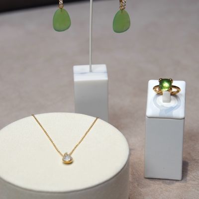 Feuer & Farbe - unsere Gadebusch Juwelen Kollektion.💚🔥
Ein leuchtend grüner Ring und Ohrringe aus unserer Kollektion Colours treffen auf unser ikonisches Flammenmotiv aus der Kollektion DNA.✨
Ein Zusammenspiel aus Wandelbarkeit und Stärke - gemacht, um jeden Look neu erstrahlen zu lassen.💎
#TraditionellAnders #GadebuschJuwelen #JuwelierGadebusch #Köln