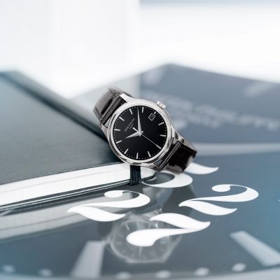 ⚫️ Schwarze Schönheit mit zeitloser Eleganz ⚫️
Die Calatrava Ref.:5227G von @patekphilippe  verkörpert pure Zurückhaltung und höchste Raffinesse. Das tiefschwarze, lackierte Zifferblatt trifft auf applizierte facettierte Weißgold-Indizes und klassische Dauphine-Zeiger – ein Spiel aus Licht, Kontrast und absoluter Klarheit.
Das 39 mm große Weißgoldgehäuse mit Saphirglasboden und unsichtbar integrierter Staubschutzabdeckung offenbart das edle Automatikwerk – ein eleganter Zeitmesser für Puristen mit Sinn für feine Details.
#PatekPhilippe #PatekTime #Calatrave #JuwelierGadebusch #köln