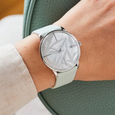 Zeitlose Eleganz trifft auf natürliche Leichtigkeit.
Die@junghansgermany  Meister Automatic vereint klassische Uhrmacherkunst mit einer außergewöhnlich feinen Designsprache. Inspiriert von der Schönheit der Natur, verleiht die transparente Bambusblätter-Bedruckung dem versilberten Sonnenschliff-Zifferblatt eine faszinierende Tiefe und subtile Frische. 🌿
Mit ihrem harmonischen Design begleitet diese Uhr ihre Trägerin souverän durch die unterschiedlichsten Momente des Lebens – stilvoll, modern und selbstbewusst.
#junghansgermany #meisterautomatic #JuwelierGadebusch #köln