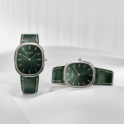 Eleganz in ihrer reinsten Form. 🌿✨
Mit den neuen Golden Ellipse Referenzen 5738G-001 und 3738/100G-014 interpretiert @patekphilippe  eine Designikone neu und lässt die Ästhetik der 1970er-Jahre in modernem Glanz erstrahlen. Das elliptische Weißgoldgehäuse, inspiriert vom Prinzip des Goldenen Schnitts, trifft auf ein faszinierendes, olivgrünes Zifferblatt mit Sonnenschliff, das je nach Lichteinfall Tiefe und schimmernde Reflexe offenbart.
Mit einer Gehäusehöhe von nur 5,9 mm gehören diese Zeitmesser zu den flachsten der Kollektion und stehen für pure Raffinesse am Handgelenk. Das glänzende olivgrüne Kalbslederarmband mit kontrastierender Naht unterstreicht die harmonischen Linien und verleiht beiden Modellen eine zeitlose, fast schon poetische Präsenz.
Zwei Referenzen, eine Designphilosophie – reduziert auf das Wesentliche und dennoch unverwechselbar.
#PatekTime #PatekPhilippe #GoldenEllipse #JuwelierGadebusch #köln