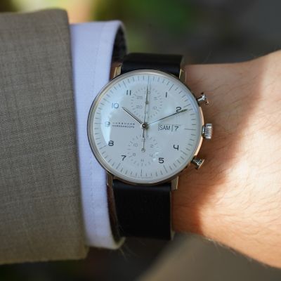 Zeitlose Eleganz, geprägt von Klarheit und Präzision. Die mechanische max bill Chronoscope von @junghansgermany verkörpert die Philosophie des Wesentlichen: ein reduziertes Zifferblatt, harmonische Symmetrie und ein Design, das Generationen überdauert. 
#junghansgermany #maxbill #JuwelierGadebusch #Köln