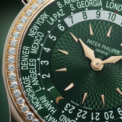 Die legendäre World Time von @patekphilippe – jetzt in einer femininen Version aus Roségold mit diamantbesetzter Lünette und eleganter Schließe. 🌍✨
Das handguillochierte Zifferblatt in modernem Olivgrün vereint Handwerkskunst und Stil auf höchstem Niveau. Der ultra-flache Automatikmechanismus sorgt für ein schlankes Profil, das jede Bewegung mit Leichtigkeit begleitet.
Ein Zeitmesser für Weltreisende mit Sinn für das Besondere. 
Ref.: 7130R
#PatekPhilippe #PatekTime #Complications #JuwelierGadebusch #köln