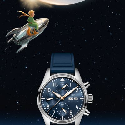 ✨ Zwischen Himmel und Fantasie ✨
Die Pilot’s Watch Chronograph 41 „Le Petit Prince“ (Ref. IW388120) von IWC Schaffhausen verbindet ikonisches Fliegerdesign mit der poetischen Welt von Antoine de Saint-Exupéry.
Das tiefblaue Zifferblatt erinnert an den endlosen Nachthimmel, während das 41 mm Edelstahlgehäuse für moderne, sportliche Eleganz steht. Im Inneren arbeitet ein präzises IWC-Manufaktur-Automatikwerk – gemacht für höchste Ansprüche.
Ein besonderes Highlight: Der blau getönte Glasboden mit der Gravur des kleinen Prinzen 🌙 – eine Hommage an eine Geschichte, die Generationen bewegt.
@iwcwatches @iwcwatches_ger 
#IWCwatches #IWCpilot #JuwelierGadebusch #köln