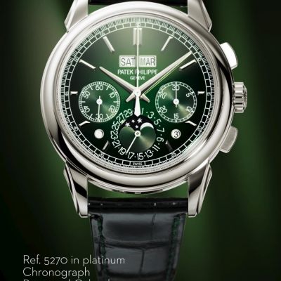 Zeitlose Größe in Platin. 💚✨
Dieser ewige Kalender-Chronograph von @patekphilippe  interpretiert einen Klassiker neu – mit der kühlen Strahlkraft von Platin, einer konkaven Lünette und elegant geschwungenen Bandanstößen.
Das lackierte grüne Zifferblatt mit schwarzem Verlauf erinnert an die Karosserie edelster Automobile und inszeniert die Anzeigen in perfekter Harmonie: Wochentag und Monat in einer Doppelfensteranzeige bei 12 Uhr, Datum bei 6 Uhr sowie Tag/Nacht- und Schaltjahresanzeige in feinen Rundfenstern. Facettierte Stundenindizes und Dauphine-Zeiger aus Weißgold verleihen zusätzliche Tiefe und Präzision.
Das vollständig polierte Platingehäuse trägt bei 6 Uhr einen dezent gefassten Diamanten, während das schwarze Alligatorlederband mit olivfarbener Naht den edlen Grünton stilvoll aufgreift.
Eine Uhr für Kenner – technisch anspruchsvoll, ästhetisch ikonisch. 💎
#PatekPhilippe #PatekTime #GrandComplications #JuwelierGadebusch #köln