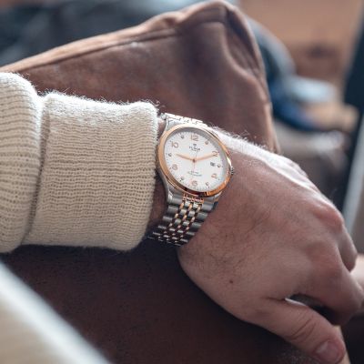 @tudorwatch  1926. Edelstahlgehäuse, 41 mm, weißes Zifferblatt mit Prägung, Armband in Edelstahl und Roségold. #TudorWatch #BornToDare #TudorBoutiqueKöln