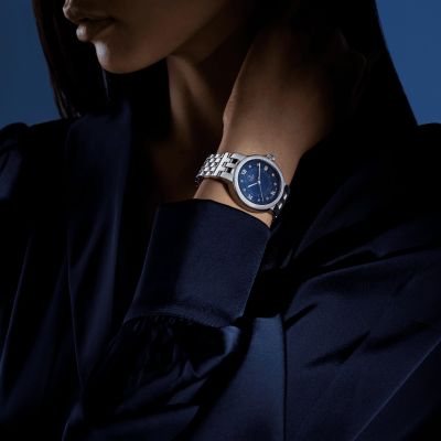 Entdecken Sie die Clair de Rose von @tudorwatch , mit einem polierten Edelstahlgehäuse von 26 mm und einem unverkennbaren Zifferblatt in „TUDOR Blau“. #TudorWatch #BornToDare #ClairDeRose #JuwelierGadebusch #Köln
