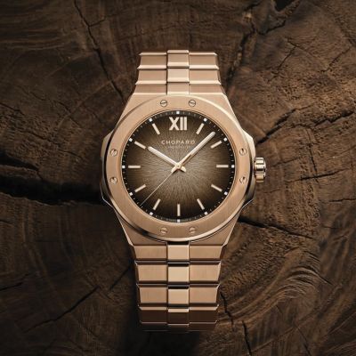 ⛰️ Pure Eleganz, inspiriert von den Alpen
Mit der Alpine Eagle 41 XP CS Gold (Ref. 295396) hebt @chopard  Luxus und Uhrmacherkunst auf ein neues Niveau. Gefertigt aus 18 Karat ethischem Roségold – vom Gehäuse bis zum Armband – vereint dieser Zeitmesser kraftvolle Ästhetik mit nachhaltiger Verantwortung.
Das faszinierende Zifferblatt in warmen „Shades of Wood“-Brauntönen erinnert an die Jahresringe alpiner Wälder, während die von der Adleriris inspirierte Struktur ein lebendiges Spiel aus Licht und Tiefe entfaltet.
Eine Hommage an Natur, Handwerkskunst und zeitlose Performance. 🦅
#Chopard #AlpineEagle #JuwelierGadebusch #köln