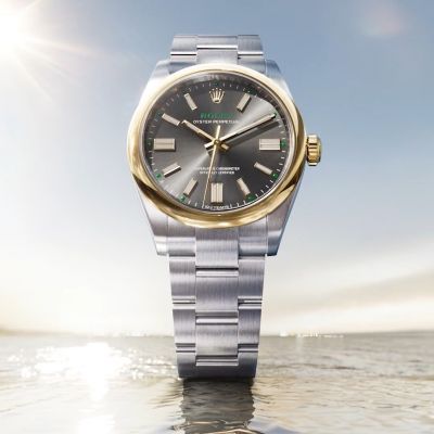 Zu Ehren des Jubiläums der Oyster präsentiert sich die neue @rolex  Oyster Perpetual 41 in einer Version Rolesor gelb – eine Premiere in der Modelllinie. Als Hommage an ihr Erbe schmückt sich die Aufzugskrone mit der Zahl „100“ im Relief und auf der 6-Uhr-Position des schiefergrauen Zifferblatts ist die Angabe „100 years“ zu sehen.#Rolex #OysterPerpetual #WatchesAndWonders2026 #JuwelierGadebusch #Köln