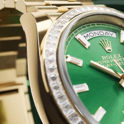 Harmonie der Elemente. Diese @rolex  Day-Date 36 in 18 Karat Everose-Gold zeugt mit einer mit 60 Diamanten im Trapezschliff besetzten Lünette und einem glänzend grünen Zifferblatt mit zehn Diamanten im Baguetteschliff von der Expertise in der Kunst des Edelsteinfassens und dem außergewöhnlichen Design der Marke. Goldfarben, Grün und glänzend. Die Uhr mit Prestige in ihrer höchsten Vollendung.
#Rolex #DayDate #OfficialRolexRetailer #JuwelierGadebusch #Köln