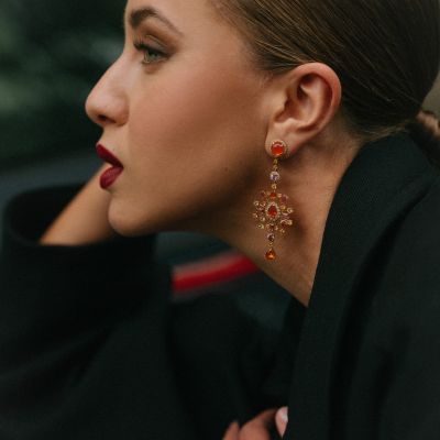 ✨ Farben, die tanzen ✨
Die Chandelier Ohrringe von Grimaldo Firenze vereinen leuchtende Feueropale, multicolor Saphire, rosa Turmaline, Heliodore und Mandarin-Granate zu einem faszinierenden Farbspiel – veredelt mit funkelnden weißen Diamanten in warmem Roségold.
Ein ausdrucksstarkes Statement voller Eleganz und italienischer Raffinesse.🧡
#GrimaldoFirenze #ChandelierCollection #MadeInFlorence #JuwelierGadebusch #köln