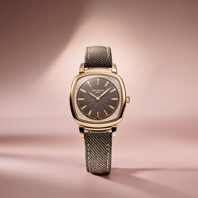 Eine moderne Interpretation des Art-Déco-Stils. ✨ Die Gondolo Ladies First von @patekphilippe vereint zeitlose Eleganz mit raffinierter Ästhetik: ein schlankes Kissengehäuse aus Roségold, ein wellenförmig geprägtes Zifferblatt in warmem Chestnut Opaline und funkelnde Diamanten. Ein Meisterwerk subtiler Eleganz. #PatekPhilippe #Gondolo #JuwelierGadebusch #Köln