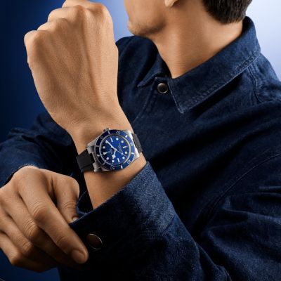 Eine Rückkehr zu klassischen Proportionen: 37 mm Durchmesser, Edelstahl, ein blaues Zifferblatt mit satinierter Oberfläche und die legendären „Snowflake“-Zeiger definieren diesen neuen Ausdruck des Erbes von @tudorwatch . Antrieb durch das COSC-zertifizierte Manufakturwerk Kaliber MT5400 mit einer Gangreserve von 70 Stunden. #TudorWatch #BornToDare #BlackBay54 #TudorBoutiqueKöln