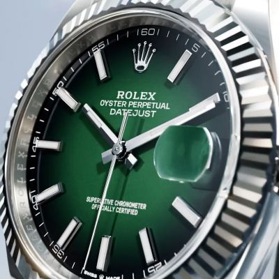 @rolex  präsentiert die Datejust 41 in Rolesor weiß mit einem lackierten Zifferblatt in Grün ombré. Sie verbindet charakteristische Attribute der Marke miteinander: eine geriffelte Lünette, einen eleganten grünen Farbton, die Robustheit von Edelstahl und die Kostbarkeit von Weißgold.#Rolex #Datejust #WatchesAndWonders2026 #JuwelierGadebusch #Köln