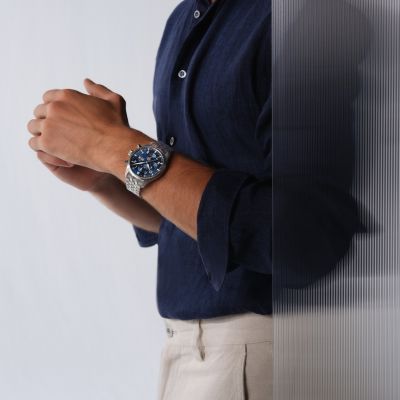 Der Pilot’s Watch Chronograph 43 kombiniert sportliche Präsenz mit klarer Funktionalität. Das Edelstahlgehäuse, das blaue Zifferblatt und die rhodinierten Zeiger verleihen ihm den Look eines präzisen Cockpit-Instruments. Grosse arabische Zahlen, das Dreieck bei 12 Uhr und Leuchtelemente sorgen für perfekte Ablesbarkeit – bei Tag und Nacht.
Im Inneren arbeitet das robuste Manufakturkaliber 69385, das Stoppzeiten bis zu 12 Stunden ermöglicht und durch den Saphirglasboden sichtbar wird.
Mit dem fünfgliedrigen Edelstahlarmband und dem EasX-CHANGE® System bietet der Chronograph Komfort und Flexibilität – ein zuverlässiger Alltagsbegleiter mit charakterstarkem Design. ⌚✨
Ref.: IW378004 @iwcwatches  @iwcwatches_ger 
#IWCSchaffhausen #PilotsWatch #JuwelierGadebusch #köln