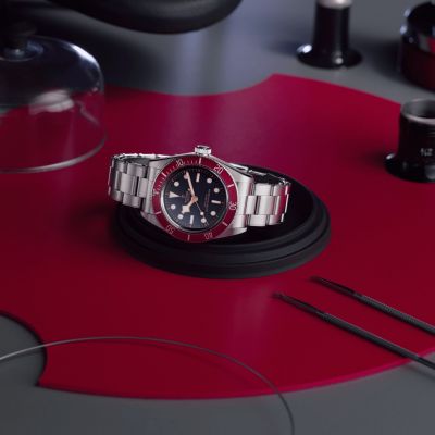 Erleben Sie die Black Bay mit einem 41-mm-Edelstahlgehäuse von @tudorwatch , die sportliches Erbe und moderne Präzision vereint. #TudorWatch #BornToDare #BlackBay #JuwelierGadebusch #Köln
