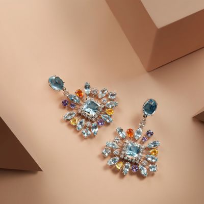 Blue in its most radiant form 💙✨
Diese Chandelier Ohrringe von @grimaldofirenze  vereinen die faszinierende Tiefe des Ozeans mit der Leichtigkeit des Himmels. Gefertigt in edlem Weißgold, erstrahlen Aquamarine in sanftem Blau, begleitet von intensiven Tansaniten und leuchtenden Saphiren. Weiße Diamanten setzen funkelnde Highlights und bringen jede Bewegung zum Strahlen.
Ein Spiel aus Licht, Farbe und Eleganz – opulent und zugleich anmutig.💎💫
#GrimaldoFirenze #CandelierKollektion #JuwelierGadebusch #köln