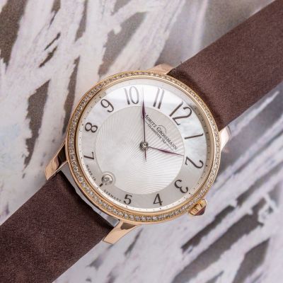 Die @moritz_grossmann_ TEFNUT Lady ist eine Hommage an feminine Eleganz und höchste uhrmacherische Kunst. Über dem schimmernden, perlmuttenen Zifferblatt entfaltet sich eine strahlenförmige Guillochierung, die den Blick in ihr Zentrum lenkt. Dort fasst ein feiner Goldchaton einen feurig funkelnden Brillanten – ein Symbol für Zeit, Schönheit und Präzision. So entsteht ein ausdrucksstarkes Zusammenspiel aus technischer Meisterschaft und zeitloser Ästhetik. ✨⌚️ #MoritzGrossmann #Tefnut #JuwelierGadebusch #Köln